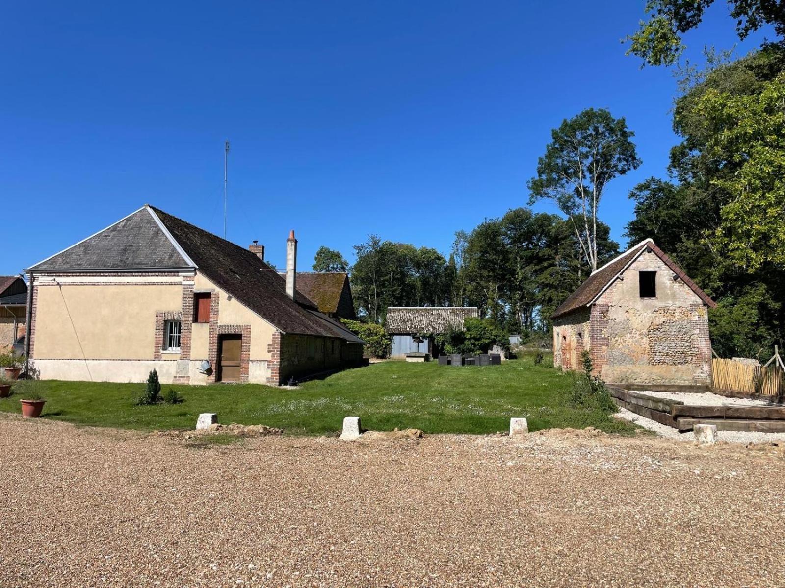 Gite A La Ferme De Sainte Radegonde Lanneray Exterior foto